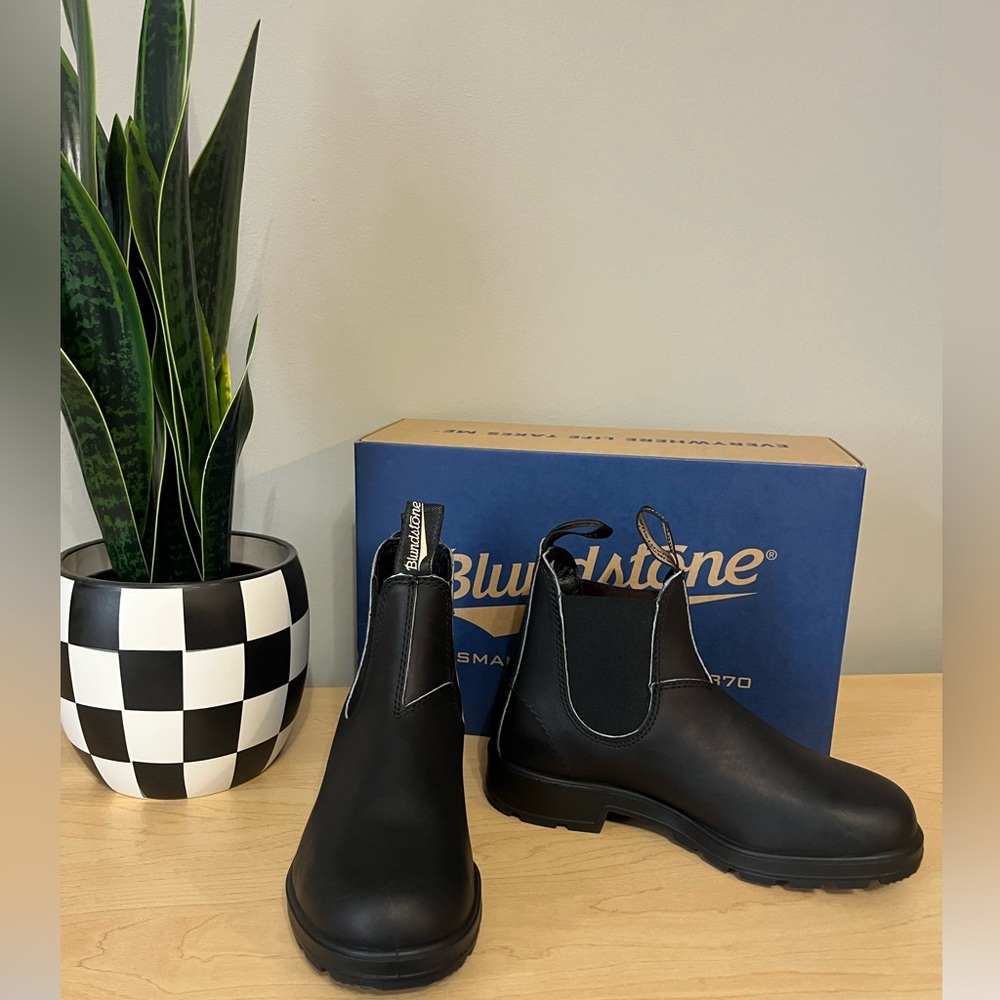 NEW BLACK BLUNDSTONE CLASSIC CHELSEA BOOTS Women’s size 7